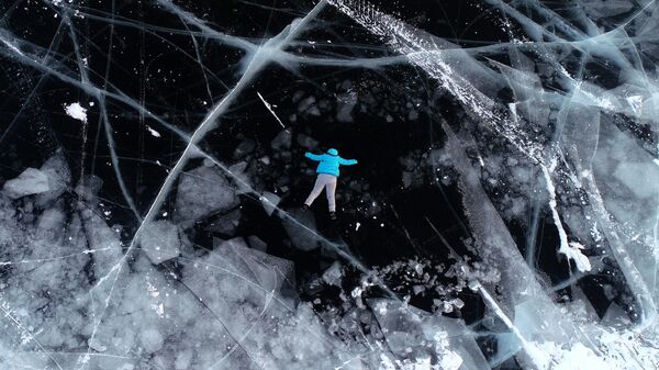 Девушка на льду Енисея в Красноярском крае - اسپوتنیک افغانستان  