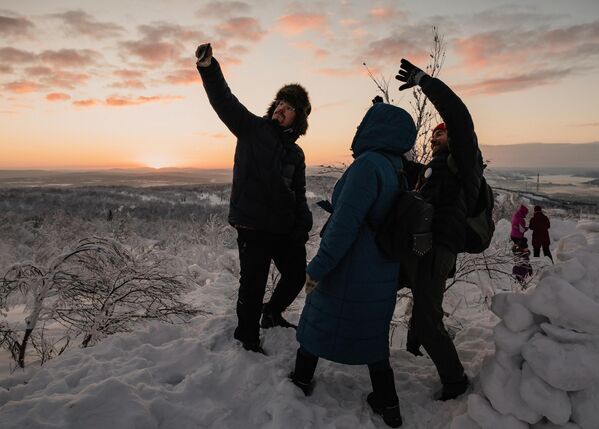 مردم پس از شب قطبی در مورمانسک به خورشید سلام می کنند. - اسپوتنیک افغانستان  