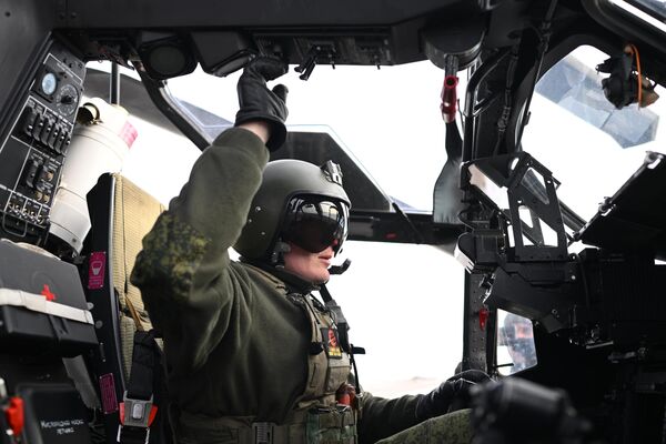  سرباز گروه &quot;مرکز&quot; نیروهای مسلح روسیه هلیکوپتر شناسایی و تهاجمی Ka-52 را برای حمله و انجام مأموریت های رزمی در منطقه عملیات ویژه نظامی آماده می کند. - اسپوتنیک افغانستان  