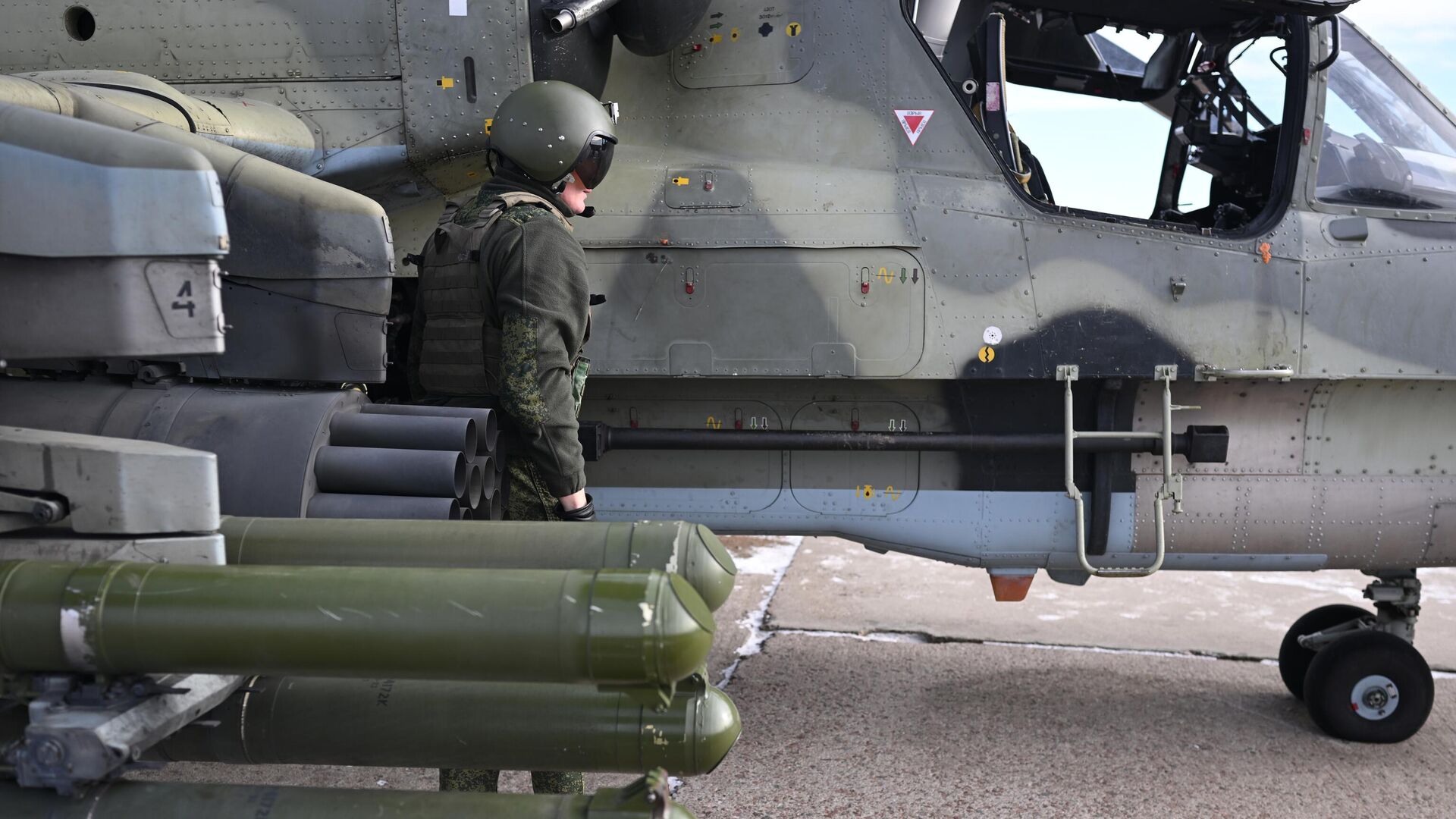 Военнослужащий группировки войск Центр ВС РФ подготавливает разведывательно-ударный вертолет Ка-52 к вылету в зоне СВО - اسپوتنیک افغانستان  , 1920, 12.02.2024