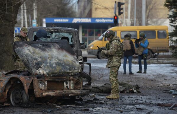 سوختن یک خودرو در نتیجه گلوله باران منطقه کالینینسکی دونتسک از سوی نیروهای اوکراین. - اسپوتنیک افغانستان  