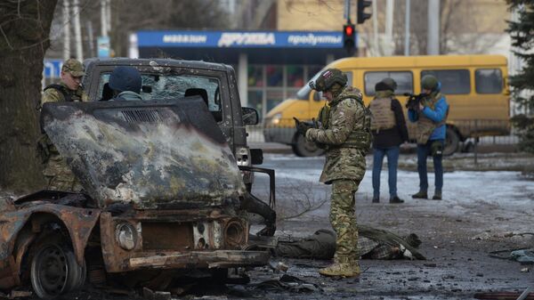 سوختن یک خودرو در نتیجه گلوله باران منطقه کالینینسکی دونتسک از سوی نیروهای اوکراین - اسپوتنیک افغانستان  