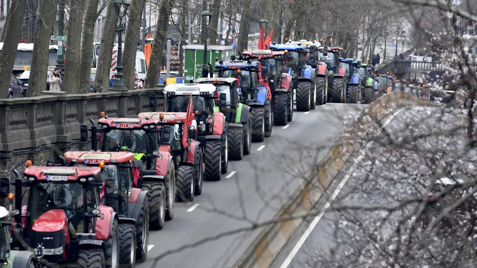 Фермеры на тракторах блокируют движение в центре Брюсселя во время демонстрации против плана по снижению уровня нитратов - اسپوتنیک افغانستان  , 1920, 30.01.2024