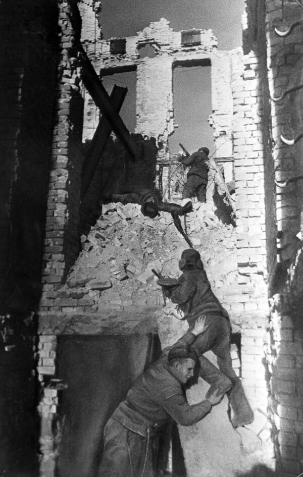 جنگ بزرگ میهنی 1941-1945 نبرد استالینگراد. جولای 1942 - فبروری 1943 سربازان شوروی در جریان نبردهای خیابانی در استالینگراد - اسپوتنیک افغانستان  