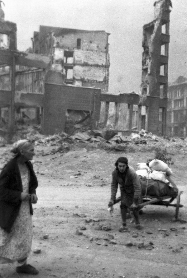 جنگ بزرگ میهنی 1941-1945. نبرد استالینگراد. ساکنان شهر پس از حمله گسترده هواپیماهای فاشیست به شهر ویران شده پناه می برند. - اسپوتنیک افغانستان  