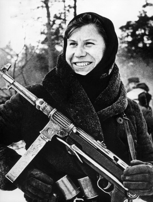 پرتره نستیا، یک پارتیزان قوای سرخ، که توسط عکاس جنگ بوریس یاروسلاتسف، در سال 1943، در طول نبرد استالینگراد گرفته شده است. نبرد در زمستان 1942 تا 1943 انجام شد و قوای سرخ بر مهاجمان آلمانی پیروز شد. - اسپوتنیک افغانستان  