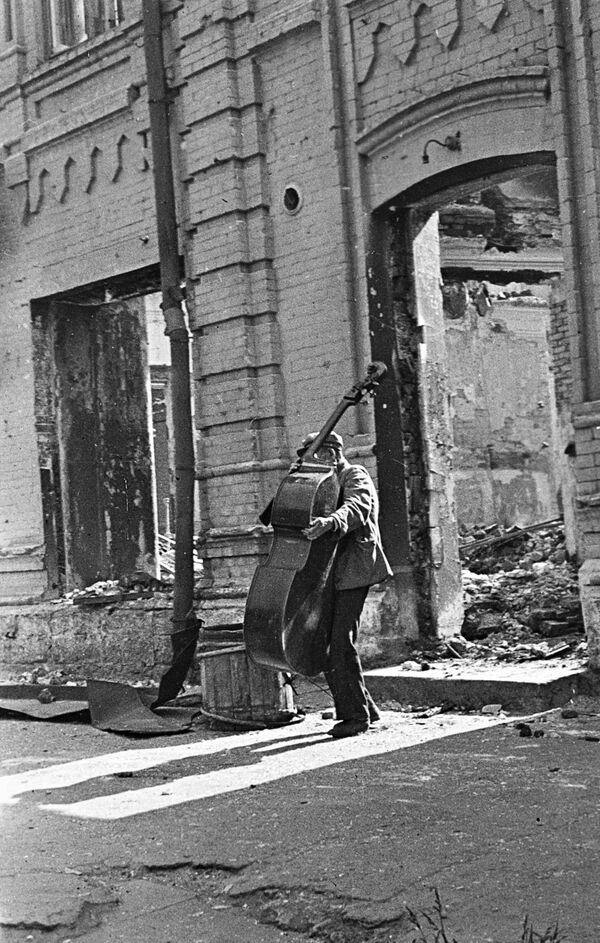 جنگ بزرگ میهنی 1941-1945 نبرد استالینگراد. یک نوازنده در خیابان استالینگراد ویران شده. - اسپوتنیک افغانستان  