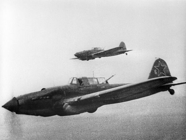 جنگ بزرگ میهنی 1941-1945 هواپیماهای تهاجمی Il-2 شوروی در یک مأموریت جنگی در نزدیکی استالینگراد پرواز می کنند. یک هواپیمای تهاجمی از جنگ بزرگ میهنی که در OKB-240 به رهبری سرگئی ولادیمیرویچ ایلیوشین ایجاد شد. - اسپوتنیک افغانستان  