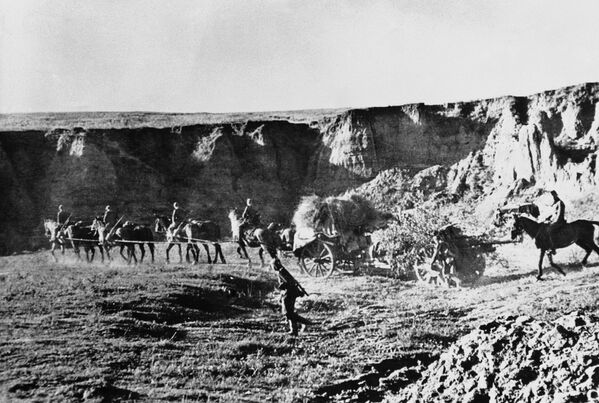 یکی از حفره های متعدد در دشت های اطراف استالینگراد، روسیه در نوامبر. 10، 1942، که پس از دستگیری توسط نیروهای آلمانی، اکنون به عنوان یک موقعیت توپخانه استفاده می شود. - اسپوتنیک افغانستان  