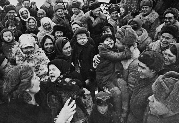 جنگ بزرگ میهنی 1941-1945 مردم استالینگراد به آزادیخواهان سلام می کنند. - اسپوتنیک افغانستان  