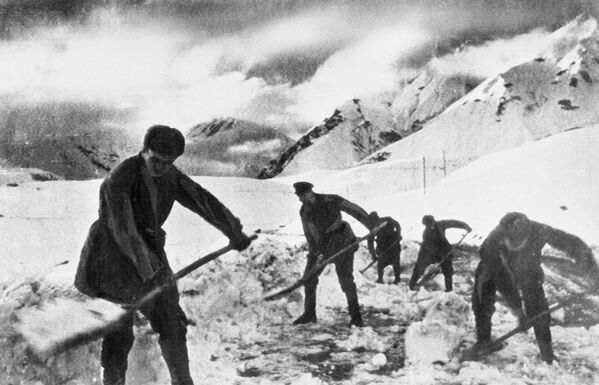 سربازان روسی جاده ای را از برف پاک می کنند تا واحد آنها بتواند در شمال غربی استالینگراد در جون پیشروی کند. 4, 1943. - اسپوتنیک افغانستان  