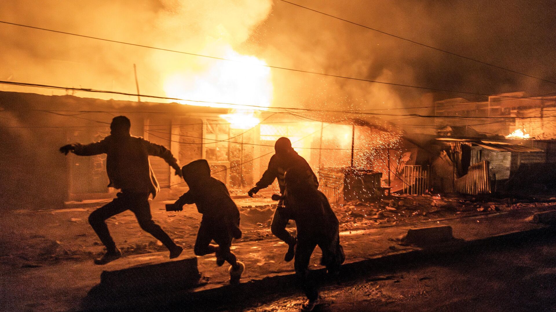 Люди бегут в укрытие после серии взрывов в районе Эмбакаси в Найроби, Кения - اسپوتنیک افغانستان  , 1920, 02.02.2024