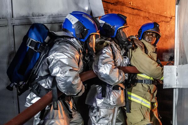 آتش نشانان در پی وقوع یک رشته انفجار در منطقه امباکاسی در نایروبی، کنیا، با بیداد آتش مبارزه می کنند. به گفته صلیب سرخ کنیا، حداقل 30 نفر پس از وقوع انفجار در یک منطقه صنعتی  در نایروبی، پایتخت  کنیا به درمانگاه های مختلف منتقل شده اند. - اسپوتنیک افغانستان  