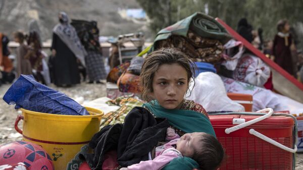 Афганские беженцы ожидают на пакистано-афганской границе в Торкхаме, Афганистан - اسپوتنیک افغانستان  