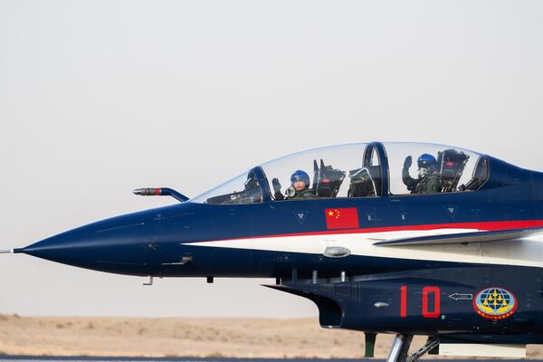 خلبانان در جنگنده چندمنظوره چنگدو J-10 تیم هوای نیروی هوایی چین &quot;اول اگوست&quot; در دومین نمایشگاه دفاعی جهانی در ریاض. - اسپوتنیک افغانستان  
