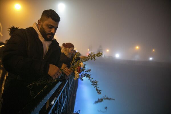 مردم میخک ها را به مناسبت سالگرد زلزله فاجعه بار به رودخانه «اورونتس» در شهر آنتاکیا پرتاب می کنند. - اسپوتنیک افغانستان  