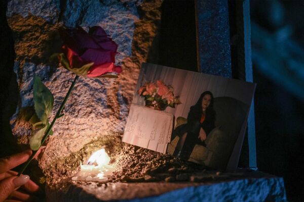 مراسم نخستین سالیاد زلزله در آنتاکیا. یک دقیقه سکوت. زنی عکس خواهرش را که در زلزله مهیب جان خود را از دست داد، در کنار شمع گذاشته است. - اسپوتنیک افغانستان  