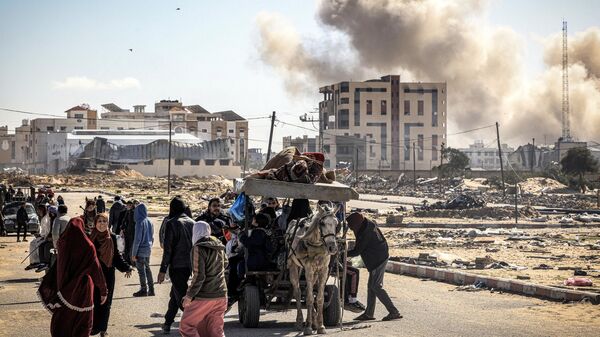 Палестинцы бегут из Хан-Юниса на фоне взрывов от бомбардировок на юге сектора Газа - اسپوتنیک افغانستان  