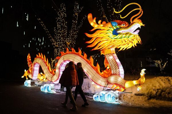 تزئینات جشن به عنوان بخشی از جشنواره سال نو چینی در مسکو. - اسپوتنیک افغانستان  