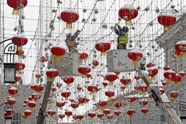 کارگران تزئیناتی را در جاده کامرگرسکی که برای جشن سال نو چینی در مسکو تزئین شده است نصب می کنند. - اسپوتنیک افغانستان  