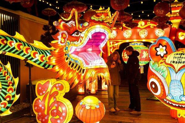 تزئینات جشن به عنوان بخشی از جشنواره سال نو چینی در مسکو. - اسپوتنیک افغانستان  