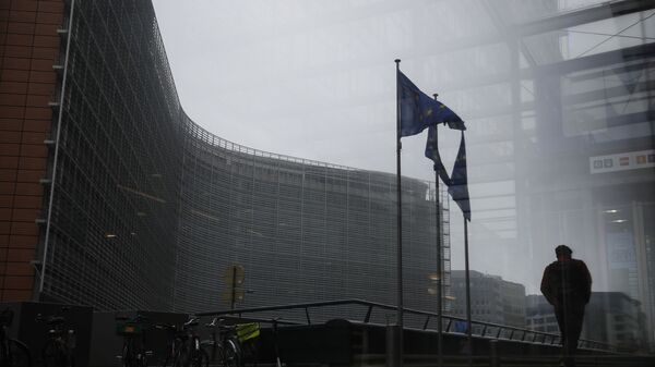 Прохожий у здания штаб-квартиры Европейской комиссии в Брюсселе, Бельгия - اسپوتنیک افغانستان  