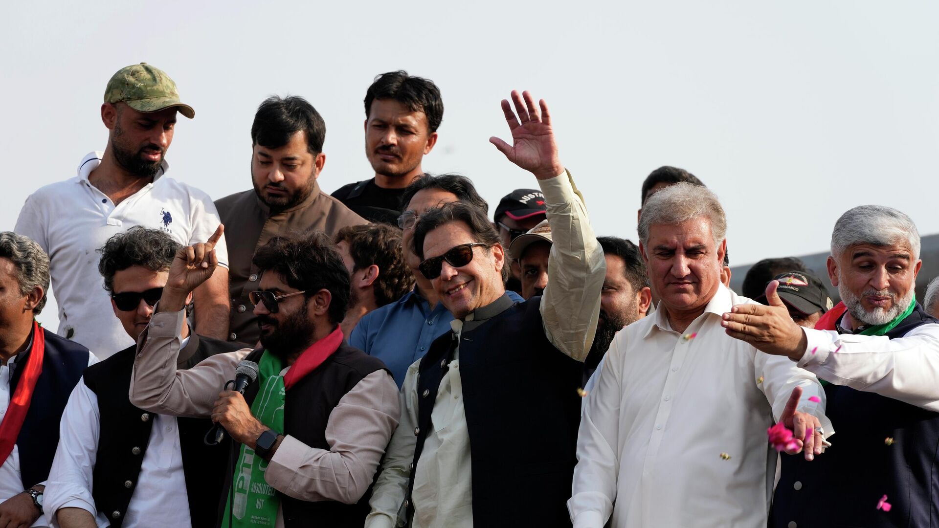 Pakistan's former Prime Minister Imran Khan, center, waves to his supporters at a rally in Lahore, Pakistan, Saturday, Oct. 29 2022 - اسپوتنیک افغانستان  , 1920, 10.02.2024