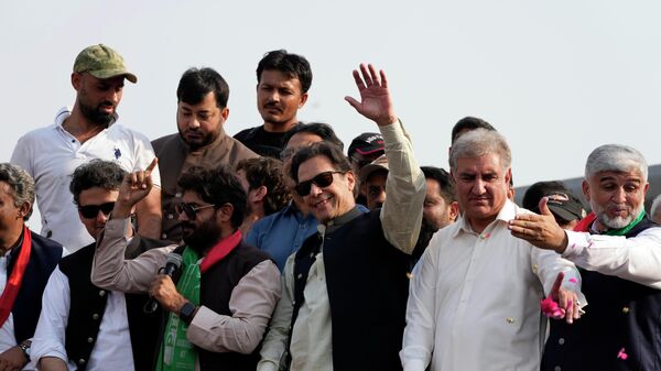 Pakistan's former Prime Minister Imran Khan, center, waves to his supporters at a rally in Lahore, Pakistan, Saturday, Oct. 29 2022 - اسپوتنیک افغانستان  