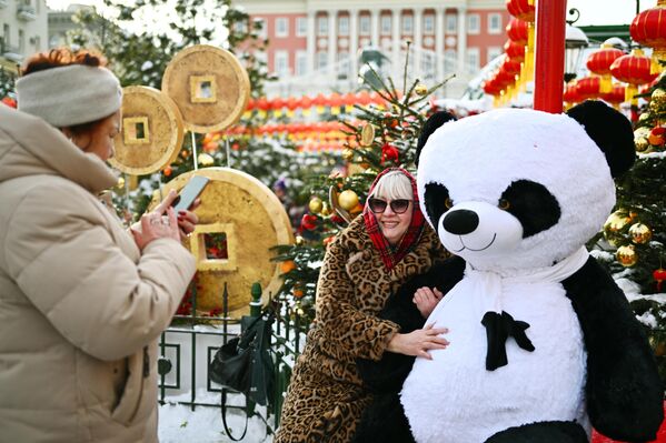بازدیدکنندگان در جشنواره سال نو چینی در مسکو عکس می گیرند - اسپوتنیک افغانستان  