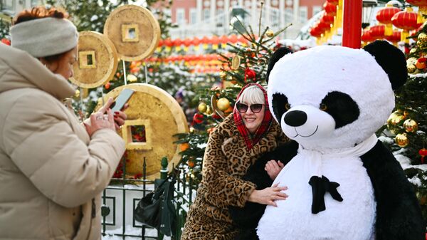 بازدیدکنندگان در جشنواره سال نو چینی در مسکو عکس می گیرند - اسپوتنیک افغانستان  