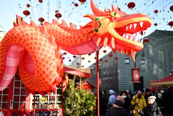 مجسمه  اژدها در جشنواره سال نو چینی در مسکو. - اسپوتنیک افغانستان  
