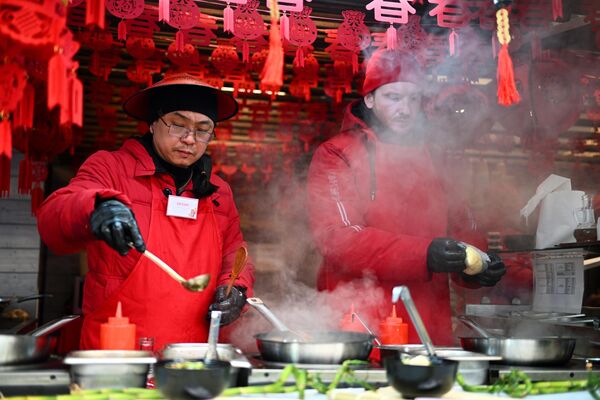 آشپزها در غرفه غذاهای چینی در جشنواره سال نو چینی در مسکو  - اسپوتنیک افغانستان  