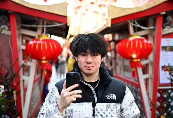 یکی از بازدیدکنندگان در جشنواره سال نو چینی در مسکو - اسپوتنیک افغانستان  