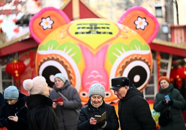 بازدیدکنندگان در جشنواره سال نو چینی در مسکو - اسپوتنیک افغانستان  