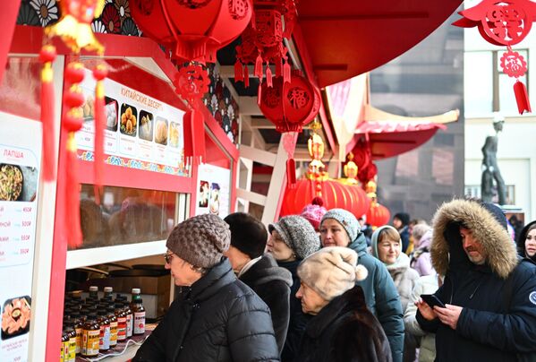 مشتریان غذای چینی در جشنواره سال نو چینی در مسکو در مسکو در صف  - اسپوتنیک افغانستان  