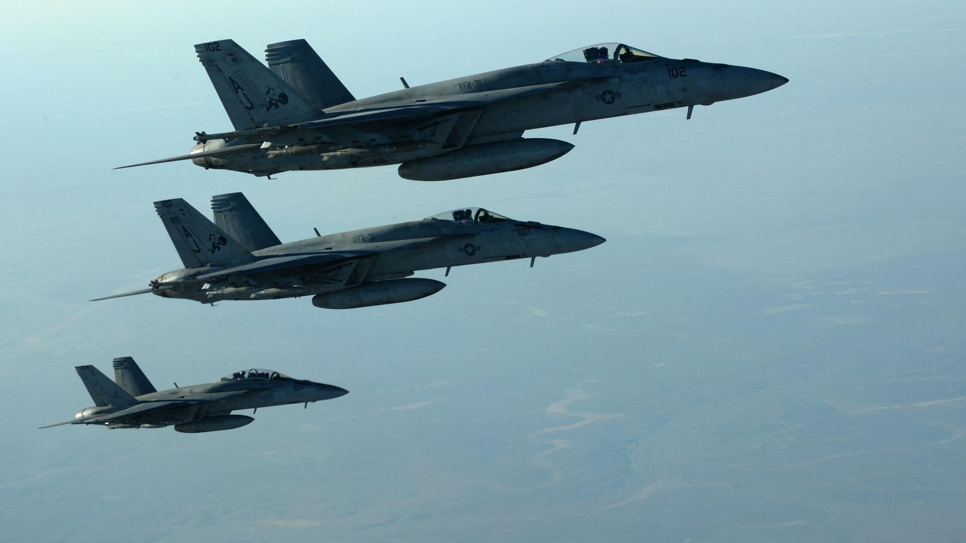 This US Air Forces Central Command photo released by the Defense Video & Imagery Distribution System (DVIDS) shows a formation of US Navy F-18E Super Hornets in flight after receiving fuel from a KC-135 Stratotanker over northern Iraq, on September 23, 2014 - اسپوتنیک افغانستان  , 1920, 10.02.2024