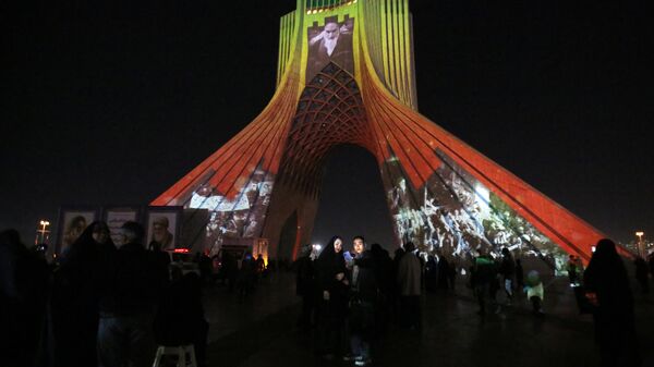 Башня Азади освещена фотографиями покойного верховного лидера Ирана аятоллы Рухоллы Хомейни и национальным флагом Ирана во время церемонии, посвященной 45-й годовщине Исламской революции - اسپوتنیک افغانستان  