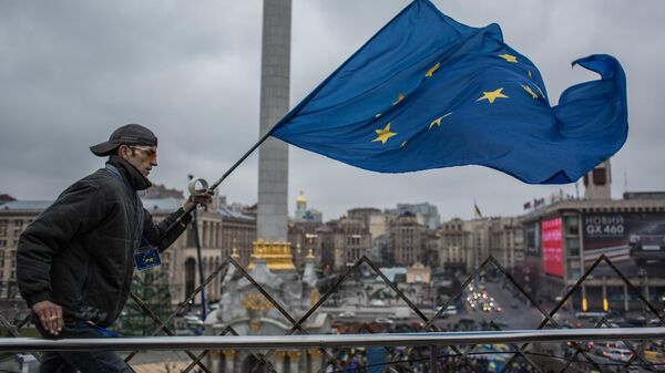 Участник акции в поддержку евроинтеграции Украины на площади Независимости в Киеве - اسپوتنیک افغانستان  