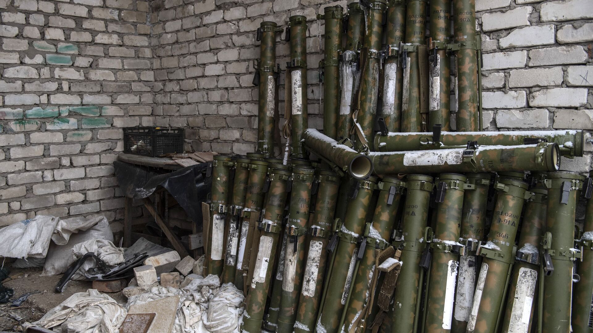 Ручные противотанковые гранатометы на территории бывшего колбасного завода, в котором была создана нелегальная тюрьма нацбатальона Айдар - اسپوتنیک افغانستان  , 1920, 13.02.2024