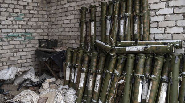 Ручные противотанковые гранатометы на территории бывшего колбасного завода, в котором была создана нелегальная тюрьма нацбатальона Айдар - اسپوتنیک افغانستان  
