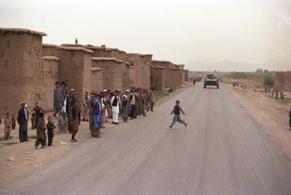 جمهوری افغانستان (جمهوری اسلامی افغانستان کنونی). جنگ افغانستان 1979 - 1989. بیرون شدن تدریجی یک گروه نظامی محدود از نیروهای شوروی از افغانستان. غیرنظامیان سربازان انترناسیونالیست شوروی را به خانه همراهی کردند. - اسپوتنیک افغانستان  