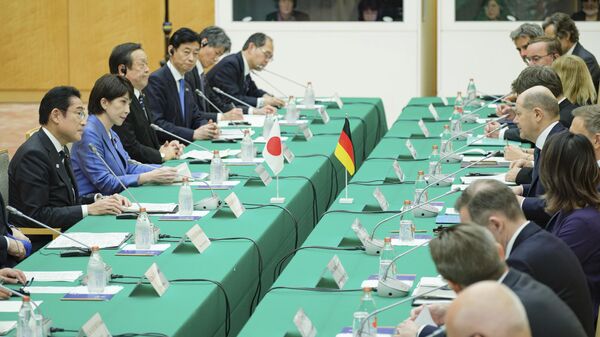 Премьер-министр Японии Фумио Кисида и Олаф Шольц во время визита канцлера Германии в Токио - اسپوتنیک افغانستان  