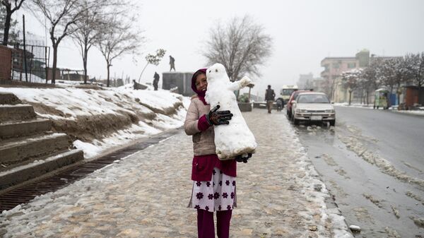 Девочка со снеговиком на окраине Кабула - اسپوتنیک افغانستان  