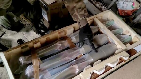 Ящики с трофейным западным оружием, обнаруженное в расположении подразделения ВСУ бойцами ВС РФ в Авдеевке - اسپوتنیک افغانستان  