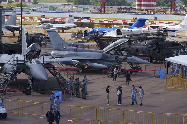 هواپیماهای نظامی و بازرگانی در نمایش ثابت در نمایشگاه هوایی سنگاپور در سنگاپور، سه شنبه، 20 فیبروری 2024 - اسپوتنیک افغانستان  