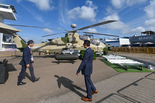 هلیکوپتر نظامی Z10ME چین در یک نمایش ثابت در نمایشگاه هوایی سنگاپور در سنگاپور در 20 فیبروری 2024 به تصویر کشیده شده است.  - اسپوتنیک افغانستان  