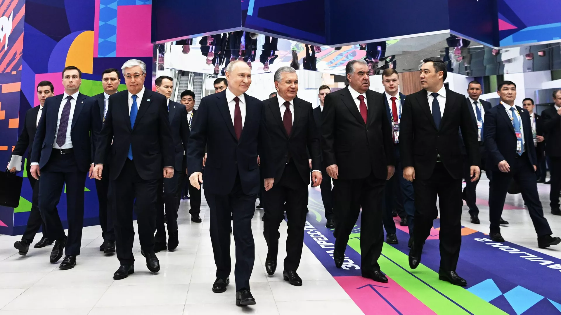 Президент РФ Владимир Путин и главы государств осматривают зоны проведения международного турнира Игры Будущего в Казани
