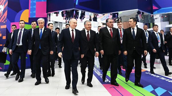 Президент РФ Владимир Путин и главы государств осматривают зоны проведения международного турнира Игры Будущего в Казани - اسپوتنیک افغانستان  