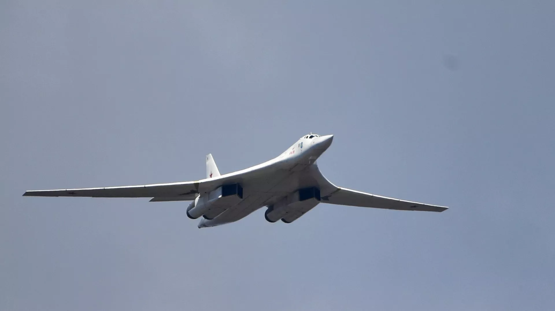Стратегический бомбардировщик-ракетоносец Ту-160 во время репетиции военного парада