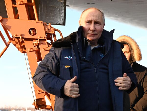 22 فبروری 2024. ولادیمیر پوتین رئیس جمهور روسیه قبل از پرواز در ناو راکت انداز استراتژیک مدرن Tu-160M. - اسپوتنیک افغانستان  